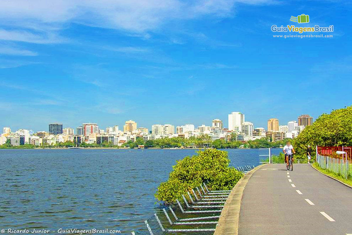 Imagem da ciclovia que possui em volta de toda a Lagoa.